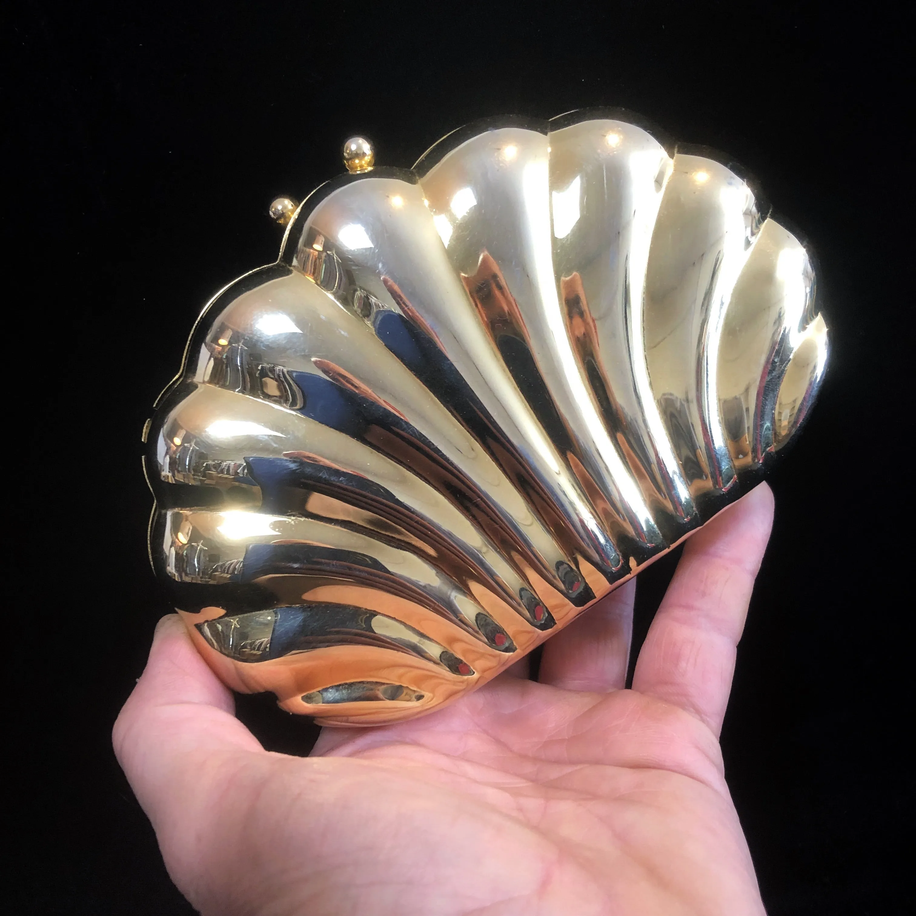 A 1980s GOLD METAL SHELL EVENING PURSE