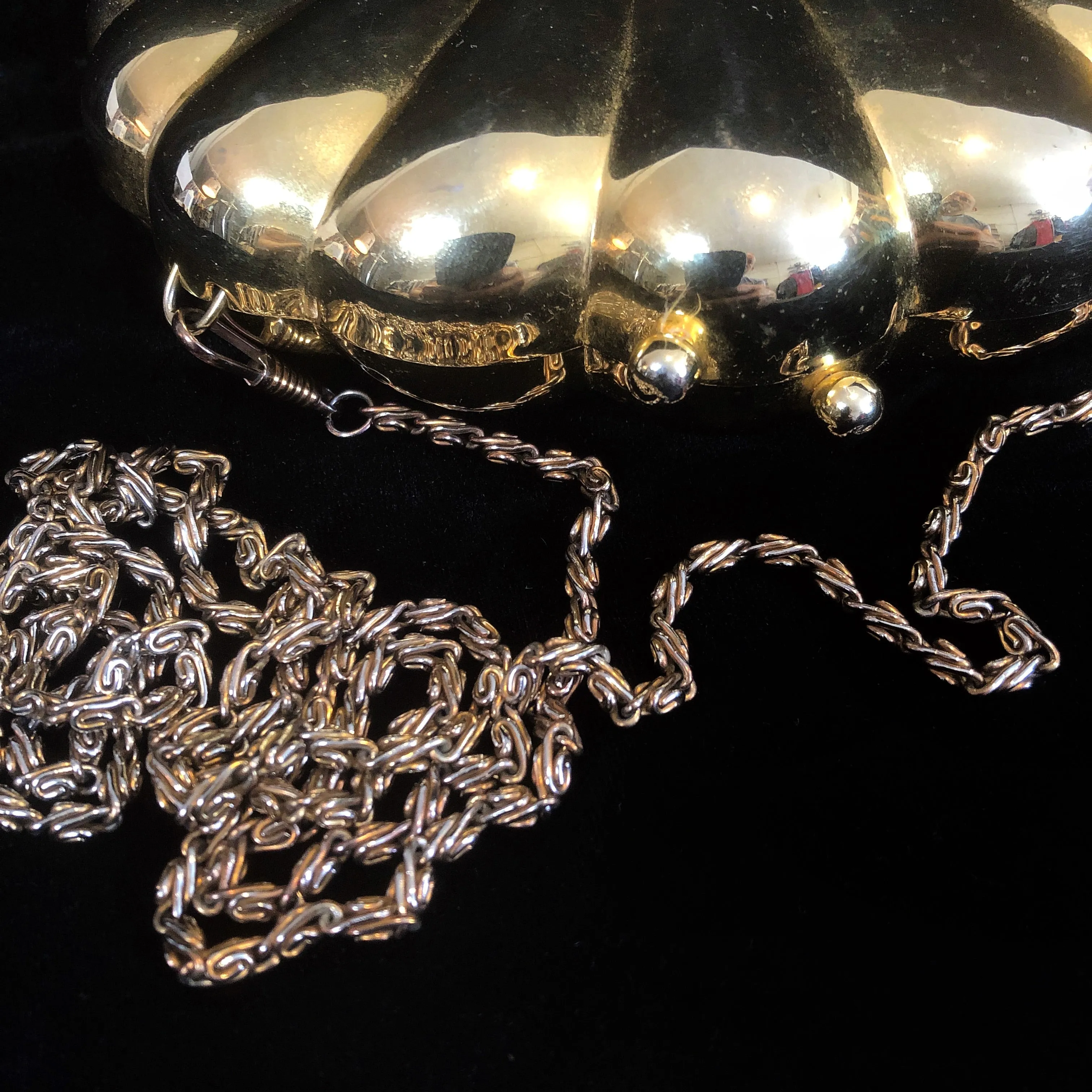 A 1980s GOLD METAL SHELL EVENING PURSE