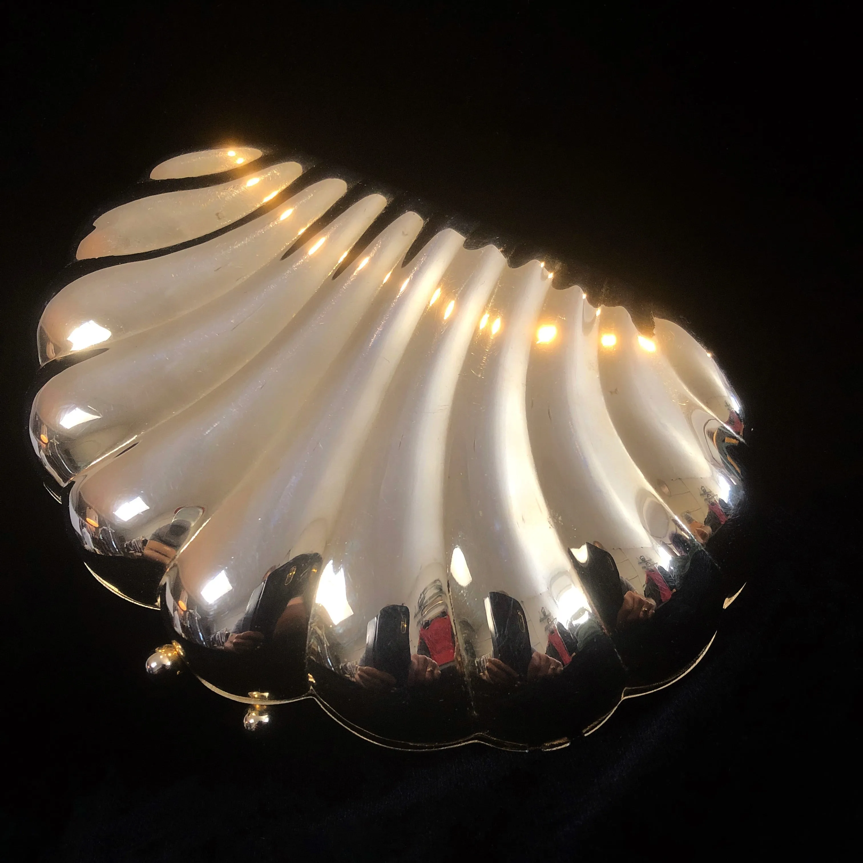 A 1980s GOLD METAL SHELL EVENING PURSE