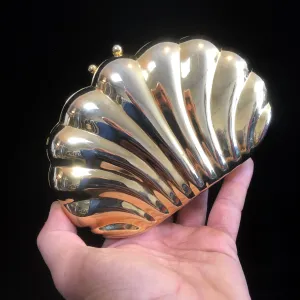 A 1980s GOLD METAL SHELL EVENING PURSE