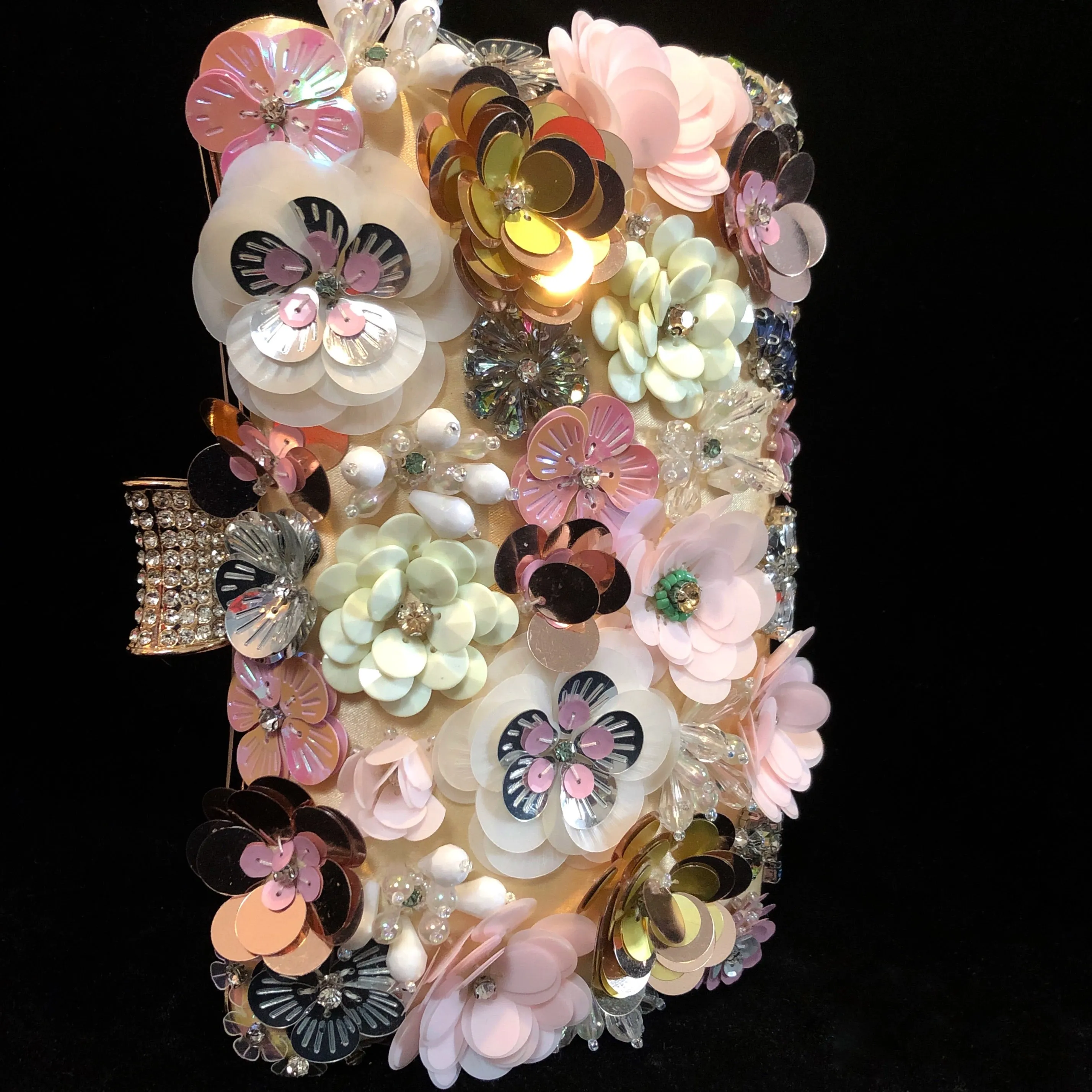 A PINK FLOWER ENCRUSTED EVENING PURSE