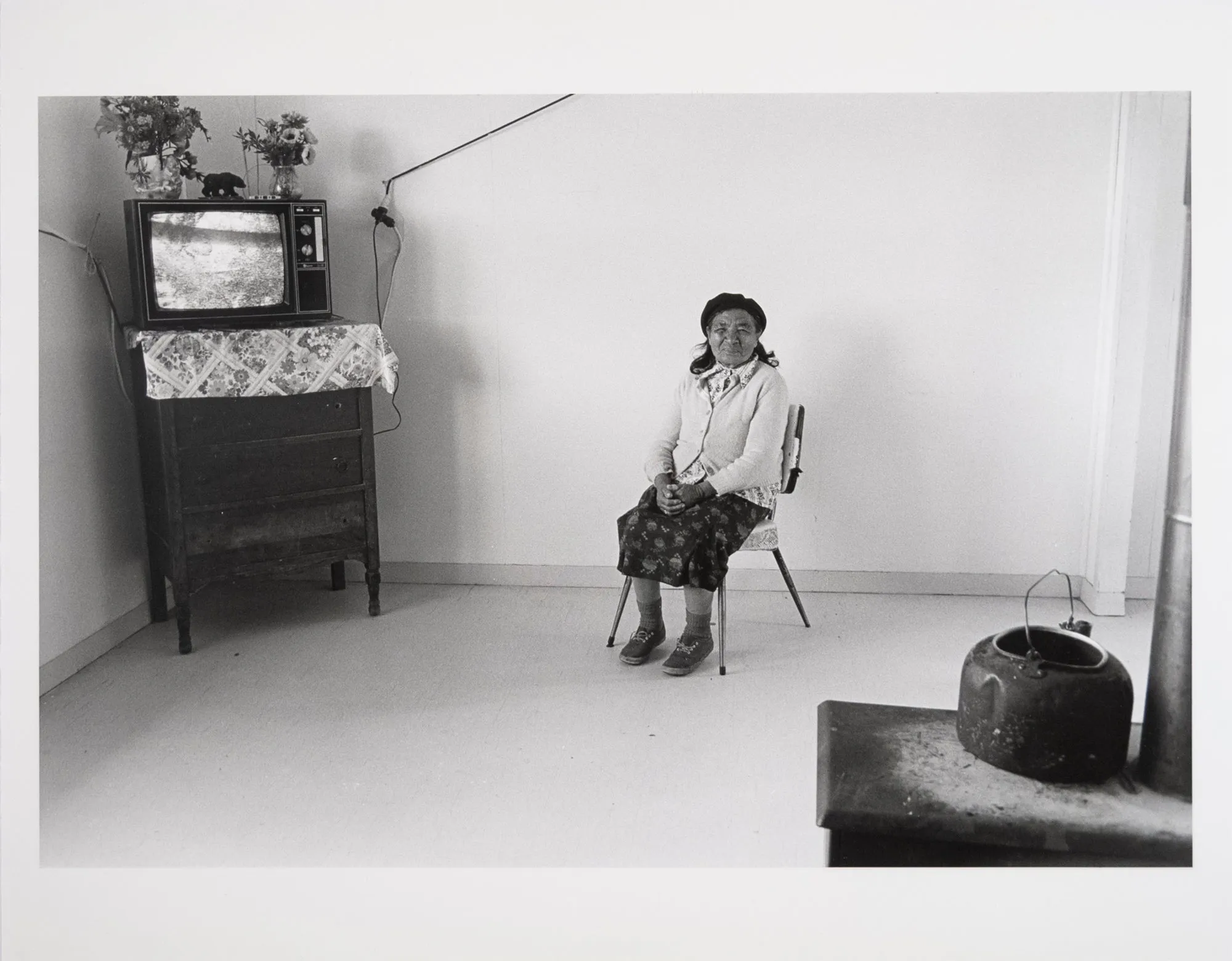 First Nations woman in her home, Réserve Mistassini, Nord-du-Québec