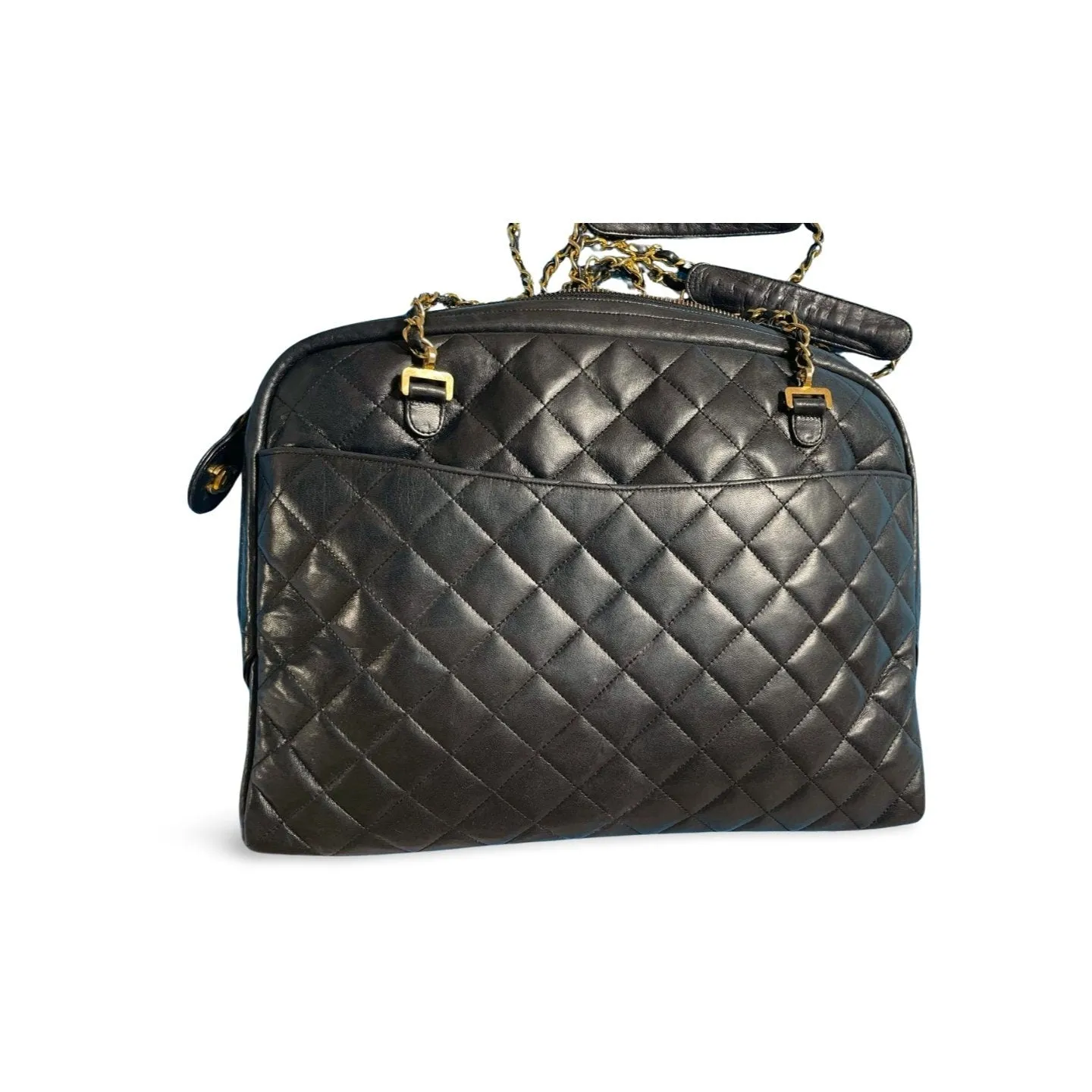 Vintage CHANEL black lamb leather large bag with double golden chain strap and a CC pull charm. Perfect daily bag. ailee zipper. 060423ac2