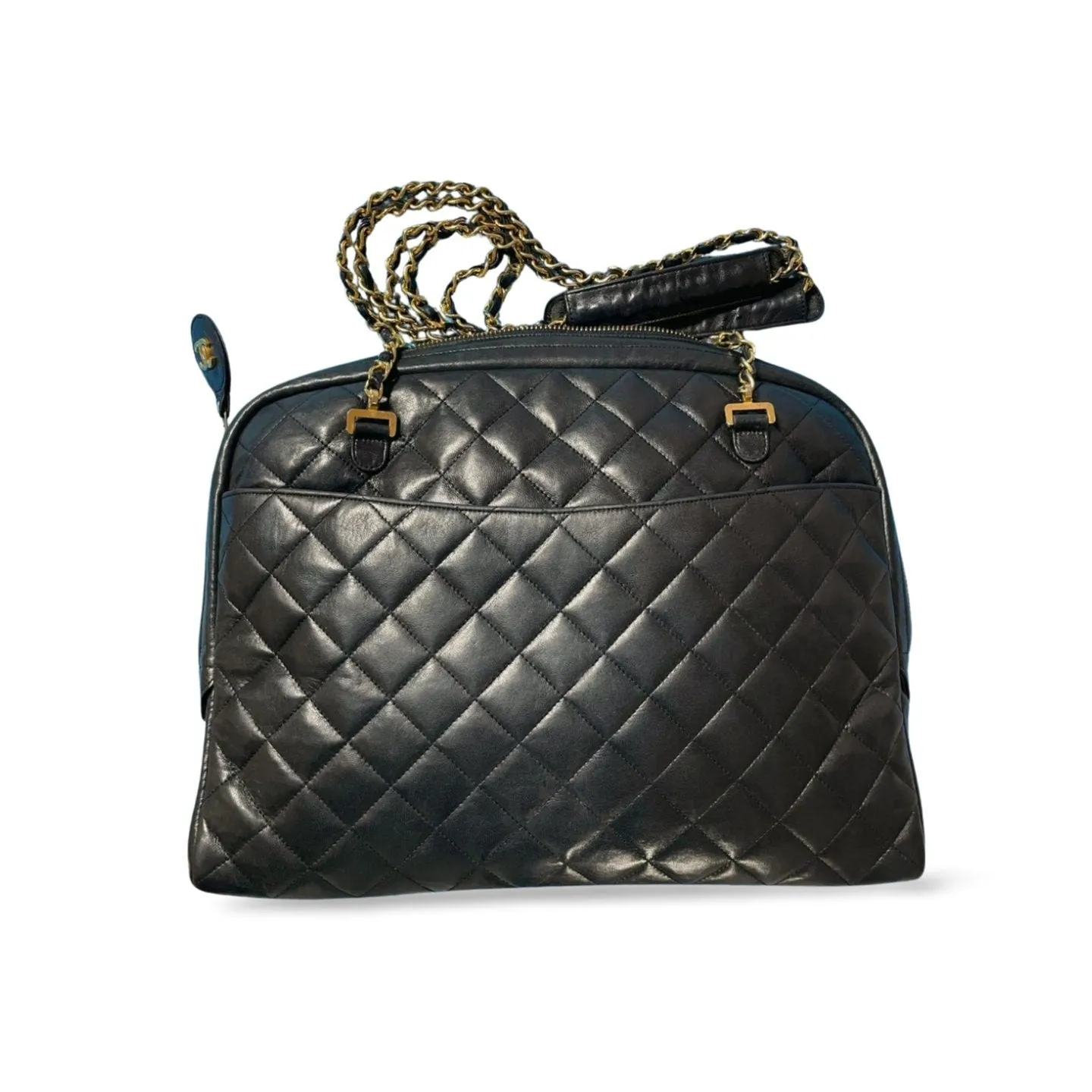 Vintage CHANEL black lamb leather large bag with double golden chain strap and a CC pull charm. Perfect daily bag. ailee zipper. 060423ac2