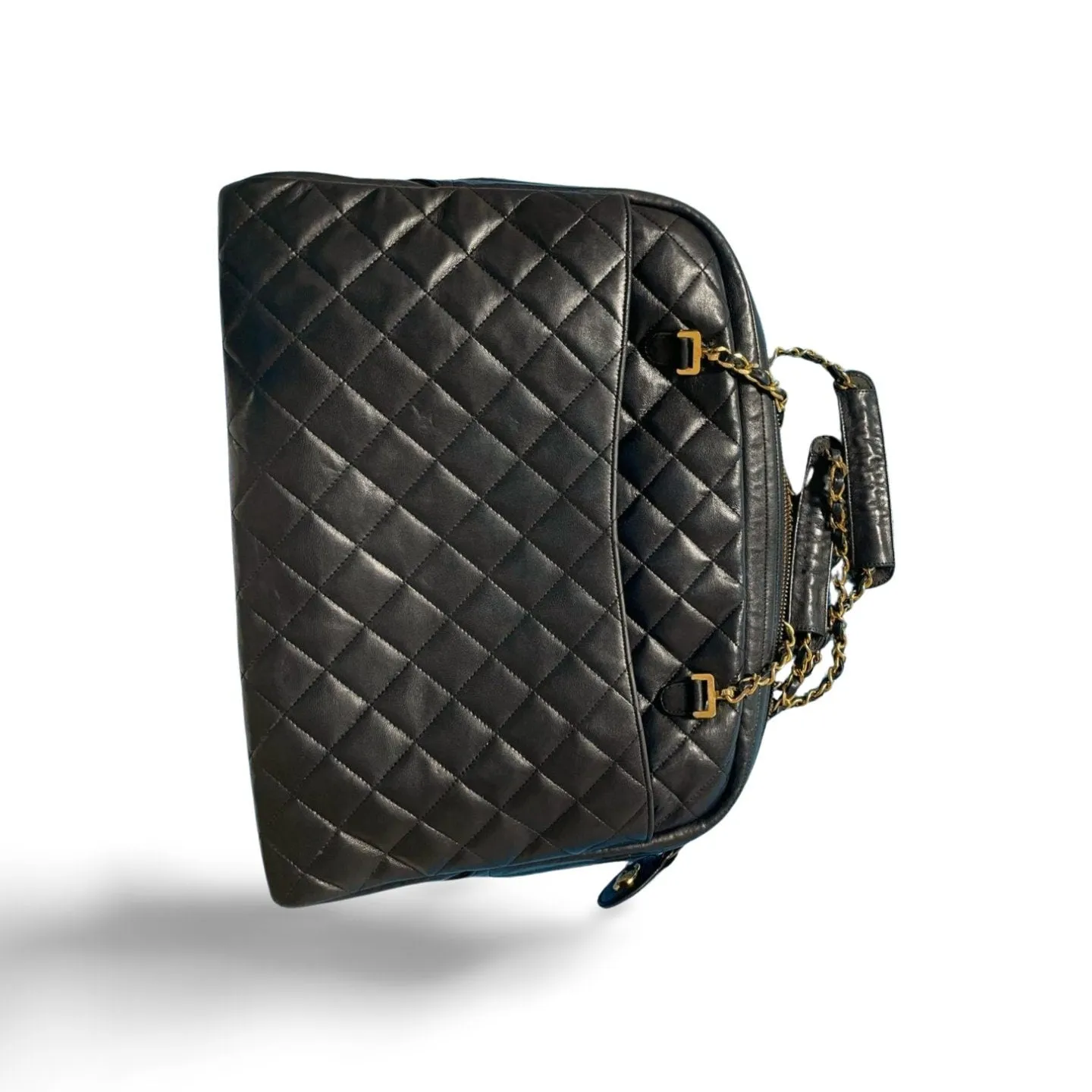 Vintage CHANEL black lamb leather large bag with double golden chain strap and a CC pull charm. Perfect daily bag. ailee zipper. 060423ac2